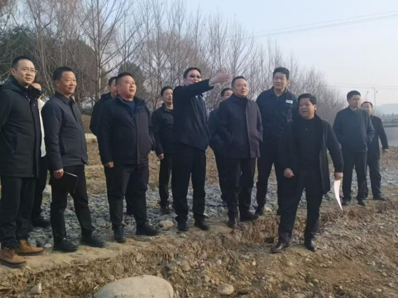 竹溪縣委書記許慶一一行蒞臨竹溪河水污染治理及水生態(tài)修復(fù)工程（一期）EPC總承包項(xiàng)目現(xiàn)場(chǎng)檢查指導(dǎo)工作 (1).png